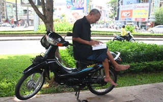 Sợ cháu nội không hiểu mình, người lái xe ôm hơn 60 tuổi vẫn quyết học tiếng Anh