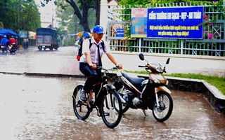  Bất chợt mưa lớn, thí sinh ướt sũng vào phòng thi