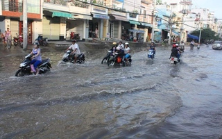 Sau mưa đêm, đường Tân Hóa nước ngập thành sông