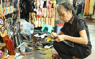 Người phụ nữ hơn nửa thế kỉ làm nghề bán guốc tại chợ Bến Thành