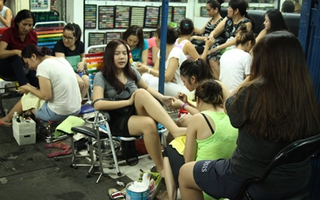 Hẻm nail sôi động nhất Sài Gòn, 4 mét vuông 10 người chen chúc