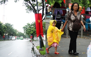 Sài Gòn mưa rả rích suốt lễ, các bé mặc áo mưa đi chơi