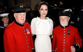 Phim mới của Angelina Jolie vẫn không "đấu" nổi "The Hobbit"