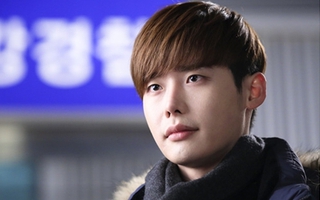 Lee Jong Suk đối mặt "ác nhân" trước đồn cảnh sát