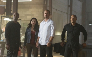 Fast & Furious 7 là phim "khủng" nhất của Universal trong... 102 năm