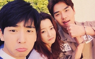Kim Hee Sun đăng ảnh làm lộ đoạn kết phim "Angry Mom"
