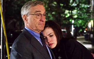 Anne Hathaway và tình bạn lạ lùng với ông lão 70 tuổi góa vợ