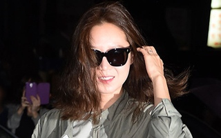 Gong Hyo Jin mặc đồ cực "chất" đi tiệc chia tay "Producer"