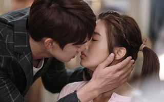 Yoo Yeon Seok mạnh bạo hôn Kang Sora giữa đông người