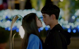 Kim Soo Hyun ngơ ngẩn khi được IU hôn môi