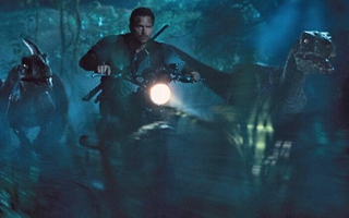 "Jurassic World" không để đối thủ nào qua mặt suốt 3 tuần