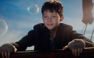 Mỹ nam 13 tuổi hút hồn khán giả trong phim về Peter Pan