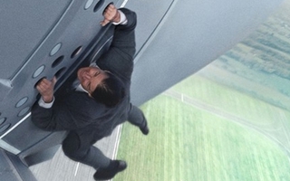 Tom Cruise 53 tuổi vẫn tự "đu máy bay" tới... 8 lần!