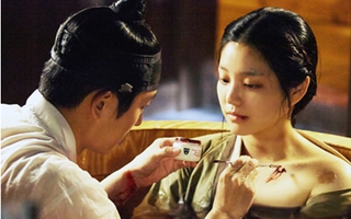 Lee Jun Ki tự tay hóa trang cho mỹ nhân trong bồn tắm