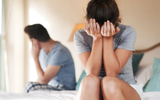 Chồng ngày nào cũng bắt tôi sau 10 rưỡi tối mới được vào phòng ngủ, tưởng anh trò chuyện với gian tình ai dè sự thật kinh hoàng hơn nhiều