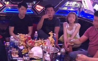 Bắt quả tang vợ chồng gửi con cho nhân viên quán karaoke để bay lắc