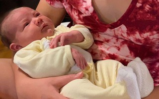 Hòn đảo chào đón em bé đầu tiên được sinh ra sau 93 năm