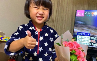 Bé Sa xuất hiện với hình ảnh đã lớn, chững chạc như mỹ nam ôm hoa tặng mẹ Quỳnh Trần JP nhân ngày 20/10