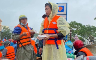 Hồ Việt Trung chính thức lên tiếng khi bị chỉ trích vì quăng quà cứu trợ cho người dân miền Trung, Tiến Luật vào trấn an