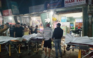 Ô tô tải nổ lốp, mất lái tông vào 4 nhà dân làm 2 người chết, 4 bị thương