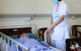 Sốc nhiễm khuẩn nguy kịch vì uống 500ml rượu mỗi ngày
