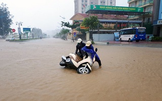 Bão số 9 có thể thổi bay cả người đi bộ