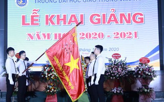 Sinh viên các tỉnh vùng lũ được trường Đại học hỗ trợ học bổng