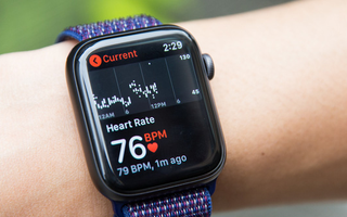 Người dân đổ xô đến bệnh viện khám vì quá tin... Apple Watch