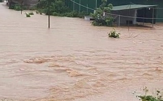 Mưa lớn ở Savannakhet (Lào), nhiều tuyến đường ngập sâu