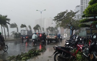 Bão đổ bộ vào Khánh Hòa, TP. Nha Trang mưa to, gió lớn, nhiều nơi mất điện