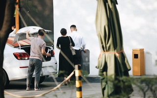 Lộ diện người mang váy cưới của vợ Công Phượng tới khách sạn, mọi lối đi được rào chắn đến tuyệt mật, nhất cử nhất động của người lạ cũng sẽ bị "hỏi thăm"