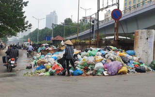 Công nhân "đình công" vì bị nợ lương, rác thải ngập phố Thủ đô