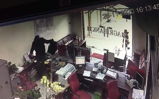 CLIP: 3 phút thanh niên bịt mặt "đại náo" phòng giao dịch ngân hàng ở Đồng Nai
