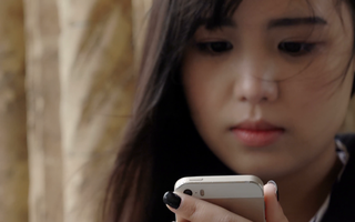 Đang xem livestream của chị gái, tôi giật mình khi thấy một người xăm trổ bước vào quát nạt