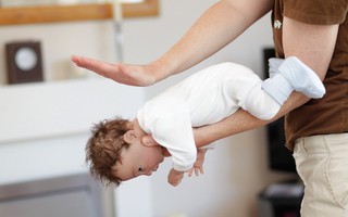 Hóc dị vật ở trẻ: Nhiều cha mẹ bất lực nhìn con ngừng thở dần