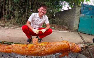 Ăn mừng chiếc xe mới mua chỉ với 40 triệu, Hưng Vlog và mẹ làm món cá sấu nướng siêu cay nhưng lại bị "bóc phốt" ở một điểm này