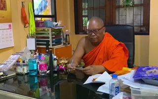 Trúng số độc đắc hơn 13,5 tỷ, thầy tu phải bỏ chùa mà đi vì dân kéo tới xin tiền từ sáng tới đêm