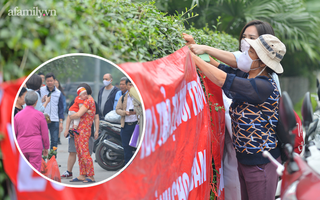 Hà Nội: Chủ đầu tư chung cư cao cấp bị phản ánh trây ì nhưng không chịu xuất hiện, phụ nữ trẻ em căng băng rôn, mang loa công suất lớn yêu cầu đối thoại