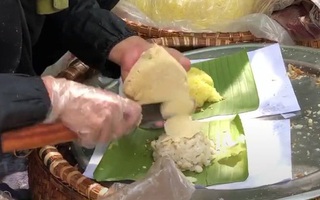 Lên hẳn truyền hình Hàn Quốc, hàng xôi xéo nổi tiếng Hà Nội tiếp tục gây sốt với màn gói xôi "nhanh hơn cả máy"