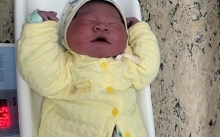 Bé trai gần 6kg chào đời tại BV Bệnh Nhiệt đới Trung ương