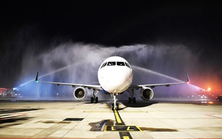 Cận cảnh máy bay đầu tiên và dàn tiếp viên của Vietravel Airlines ở sân bay Tân Sơn Nhất