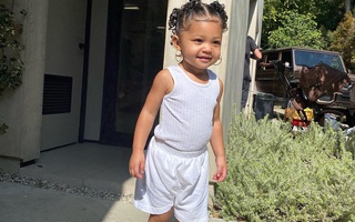 Chưa chắc bạn đã cool bằng bé Stormi nhà Kylie: Mới 2 tuổi đã diện khuyên tai to bản cực "gắt", khoe thần thái đến người lớn cũng phải e dè
