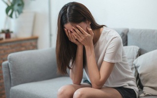 Chồng ở nhà nội trợ 2 năm nay nhưng tôi đột ngột phát hiện anh ấy có sổ tiết kiệm 600 triệu, nguồn gốc số tiền ấy và lời biện bạch của chồng khiến tôi đờ đẫn