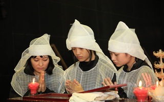 Tang lễ NSƯT Vũ Mạnh Dũng: Xót xa hình ảnh vợ con khóc ngất bên linh cữu vì sự ra đi đột ngột của cố nghệ sĩ