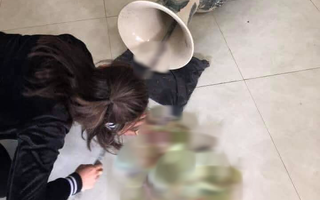 Đang chùi chiếc bình cổ trong nhà thấy có tiếng “lạo xạo” liền đổ ra xem, nào ngờ phát hiện “âm mưu” của chồng lén lút cất giấu bao năm