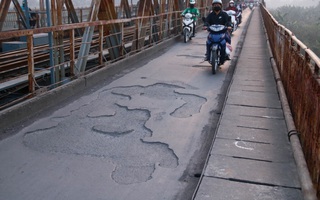 Cầu Long Biên xuống cấp đến không ngờ, mặt đường bị cày xới khiến người dân đi lại gặp nhiều khó khăn