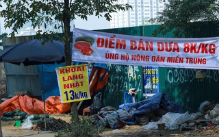 Hà Nội: Đường phố tràn lan biển “giải cứu” sầu riêng, khoai lang Nhật