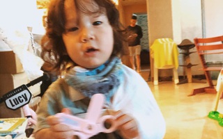 Mẹ đang xem "Hạ cánh nơi anh" thì con gái 14 tháng tuổi nô đùa cũng "hạ cánh" từ trên giường xuống đất gãy xương đòn