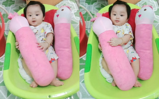 Đi vệ sinh cũng phải cho con vào làm "khán giả" - bức ảnh khiến bao mẹ bỉm sữa đồng cảm vì cảnh con quấn mẹ không rời
