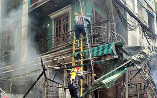 TP.HCM: Tiểu thương hoảng hốt tháo chạy khi chợ Hạnh Thông Tây bốc cháy giữa ban ngày, nhiều người mắc kẹt
